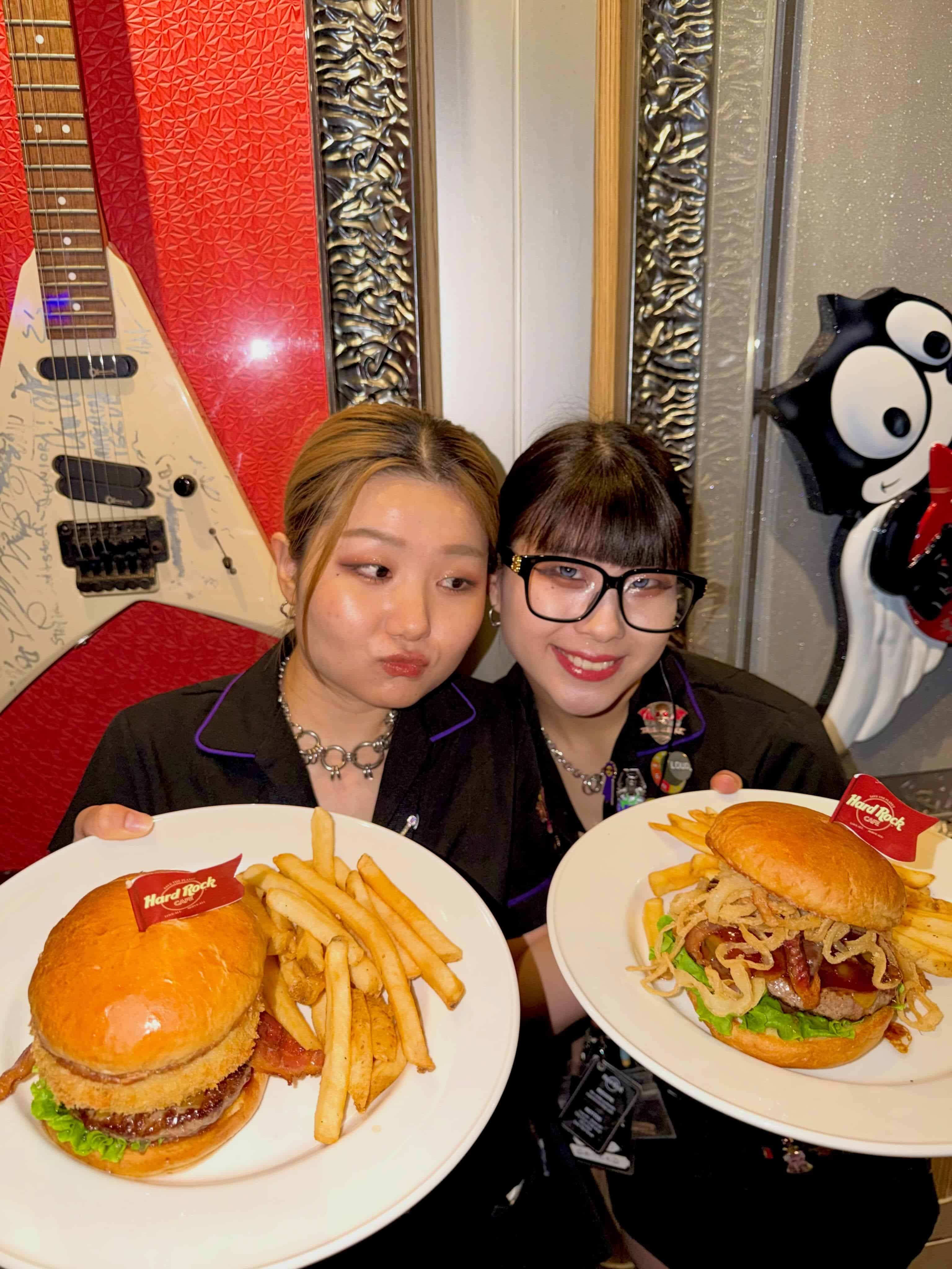 オ二オンリングが挟まった定番のレジェンダリーバーガー、BBQソースがアクセントのBBQベーコンチーズバーガー🍔