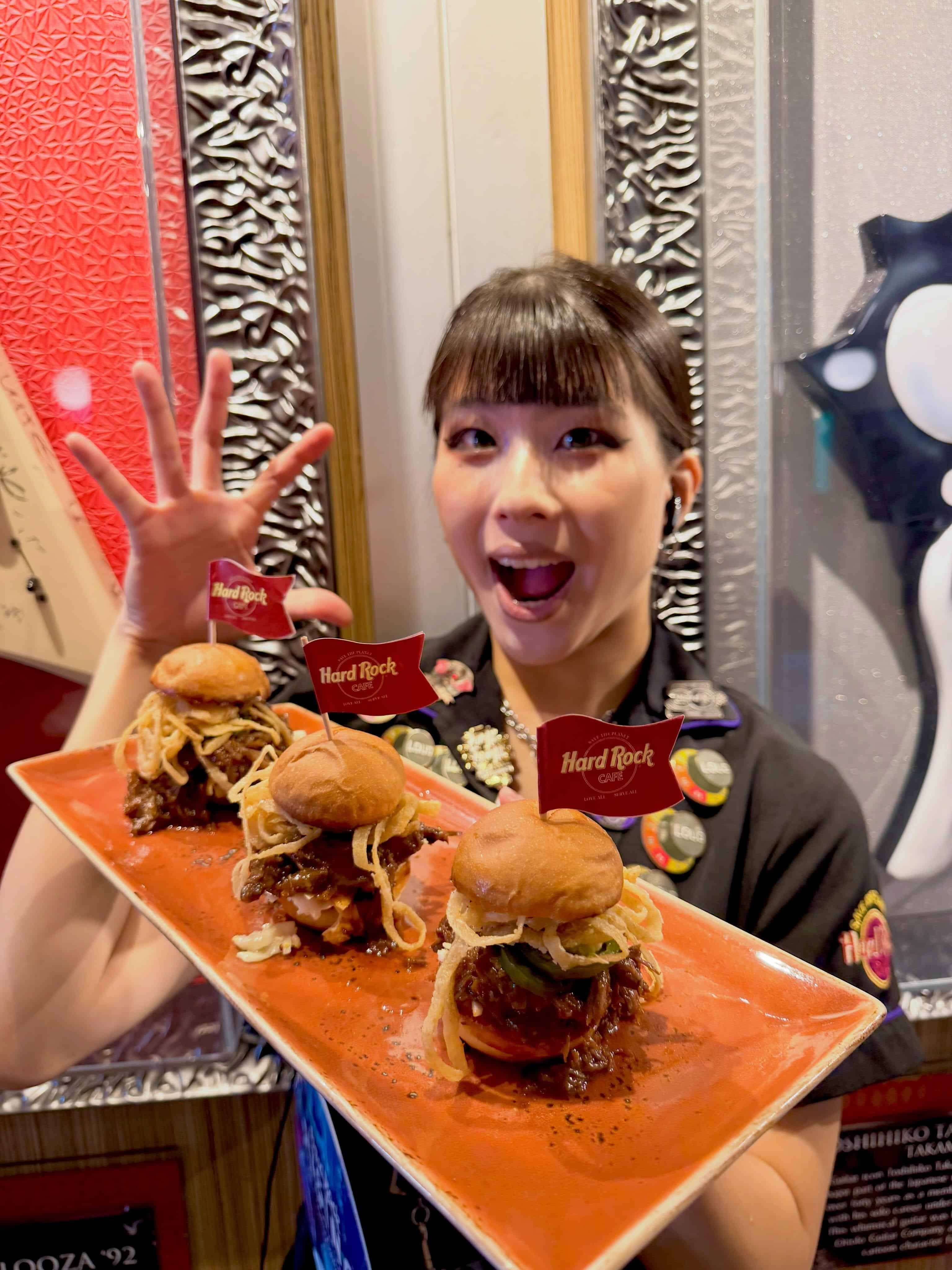甘辛い BBQ プルドビーフの旨味、コールスロー、唐辛子ピクルス、フライドオニオンの香ばしさが一口にギュッと詰まった、ア…